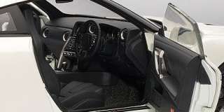   NISSAN GT R R35 WHITE PEARL Optional Black wheels 77392 1:18  