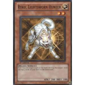   Single Card Ryko, Lightsworn Hunter SDDC EN023 Common: Toys & Games