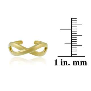 This chic toe ring features an infinity design and is crafted of 18k 