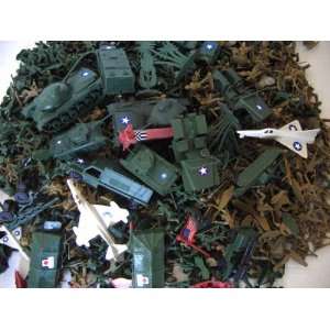  1000 Military Plastic Army Men Tanks Jets Boats Fences 